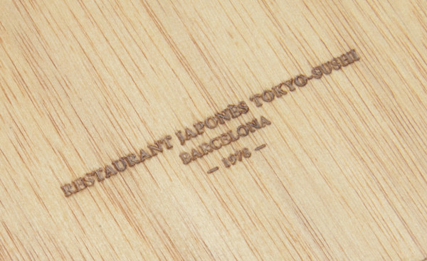 Tapas de madera grabadas en bajo relieve para carta y menú restaurante Japonés