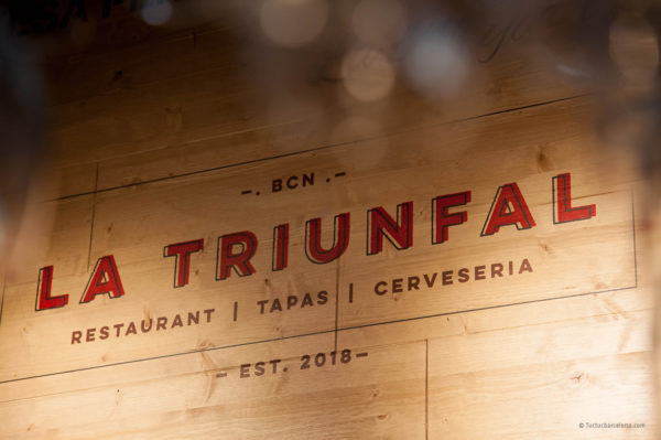 Diseño gráfico logotipo La Triunfal Restaurante Barcelona Tuctucbarcelona