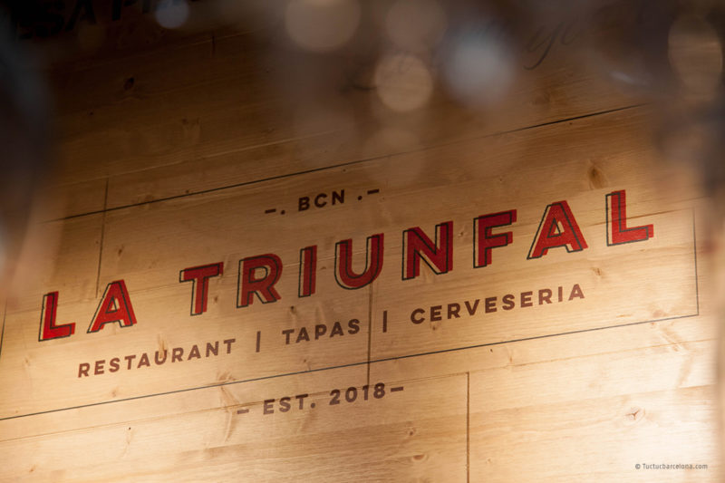 Diseño gráfico logotipo La Triunfal Restaurante Barcelona Tuctucbarcelona